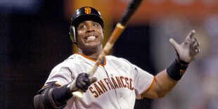 Lachender Barry Bonds mit Baseballschläger in der rechten Hand