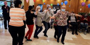 Tanzende Senioren in einer Altenpflegeeinrichtung in Israel