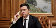 Ukrainischer Präsident spricht in ein Telefon