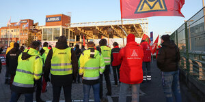 Mitarbeiter beim Warnstreik auf dem Airbus-Gelände