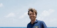 Der Ozeanograph Martin Visbeck steht mit einem Messgerät am Meer