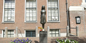 Eine Statue von Anne Frank