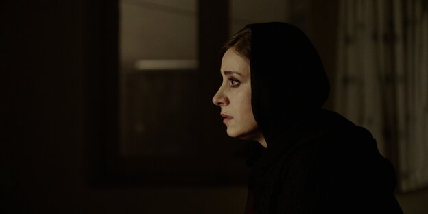 Maryam Moghaddam spielt Mina, die hier traurig im Profil aus dem Bild blickt