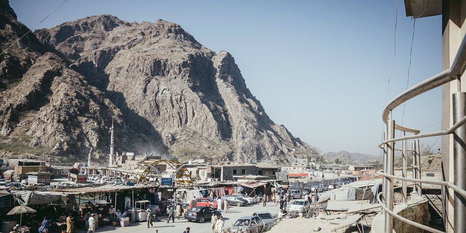 Grenzübergang zwischen Afghanistan und Pakistan in einer Berglandschaft