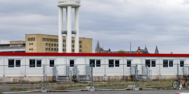 Container als Unterkünfte auf dem Tempelhofer Feld in Berlin