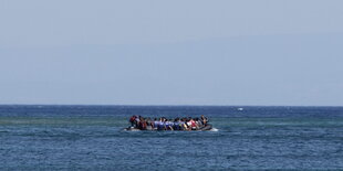 Ein Boot auf dem offenen Meer