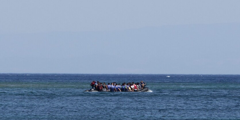 Ein Boot auf dem offenen Meer