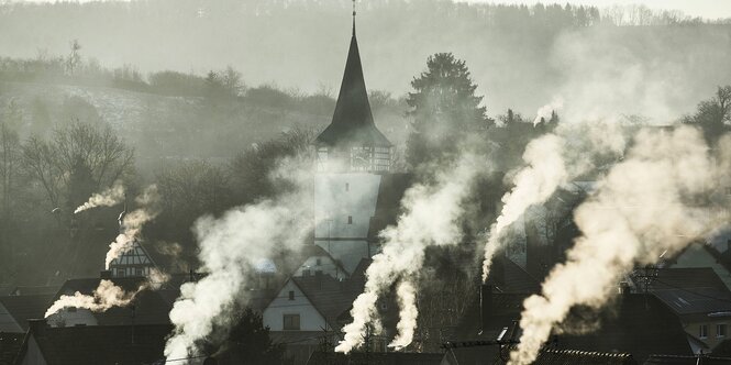 Rauchende SChornsteine im Gegenlicht