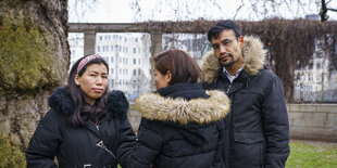 Habiba F. steht zwischen ihrer Schwester Fatima F. und deren Mann Ali S..