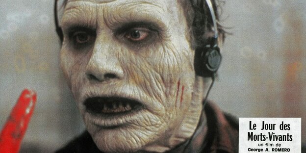 Szene aus dem Film zeigt einen Zombie mit Kopfhörern