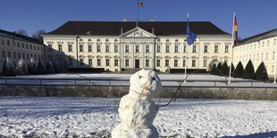 Ein Schneemann auf der Wiese vor Schloss Bellevue