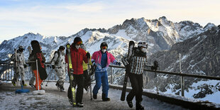 Skiefahrer vor eine Bergkulisse