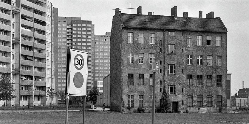 die zerbombte Frauenkirche in Dresen, davor ein einstöckiger Zweckbau