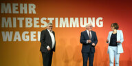 Christiane Brenner, zusammen mit Frank Walter Steinmeier und Jörg Hofmann, bei der Betriebskonferenz "Mehr Mitbestimmung wagen