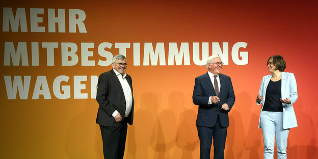 Christiane Brenner, zusammen mit Frank Walter Steinmeier und Jörg Hofmann, bei der Betriebskonferenz "Mehr Mitbestimmung wagen
