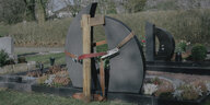 Ein kaputter Grabstein auf dem Iserlohner Hauptfriedhof