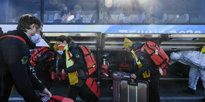 Deutsche Athleten steigen mit ihren Koffern aus dem Bus