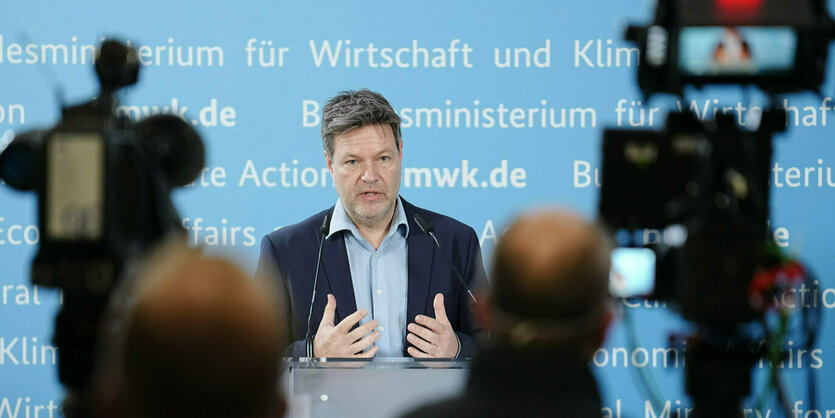 Robert Habeck gestikuliert während einer Pressekonferenz