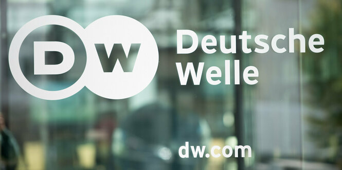 Der Name "Deutsche Welle" steht an einer Glasscheibe.