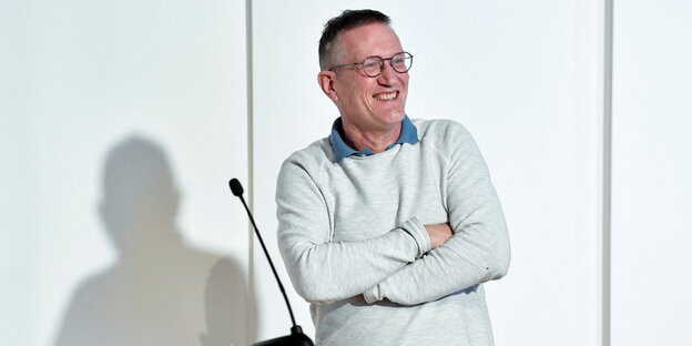 Lachender Mann im weißen Pullover: der schwedische Epidemiologe Anders Tegnell