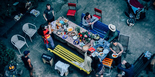 Menschen von oben beim Picknicken forografiert