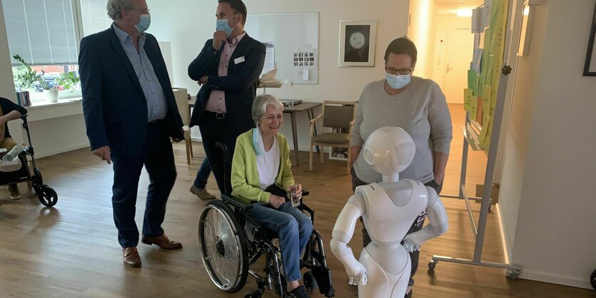 Menschen kommunizieren mit einem einem Roboter.