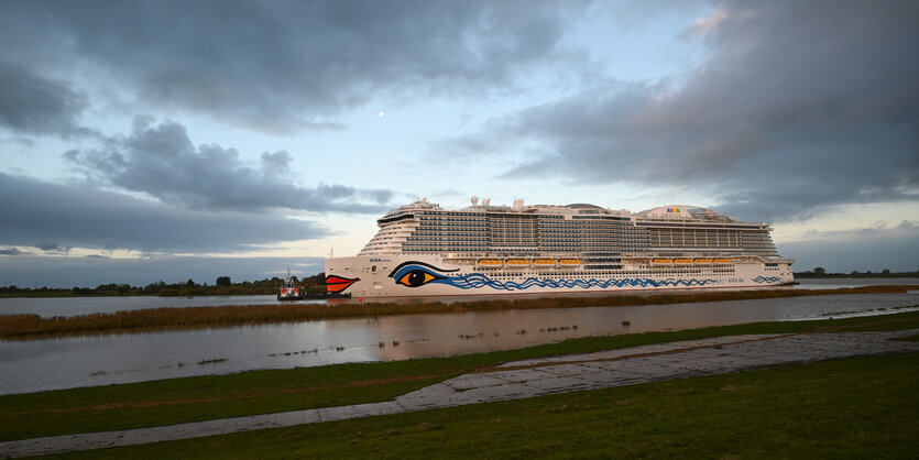 Der neugebaute Kreuzfahrtriese "Aidacosma" auf seiner Schleppfahrt von der Meyer-Werft an der Ems zur Nordsee.