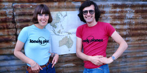 Maureen und Tony Wheeler in Lonely-Planet-T-Shirts