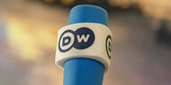 Das Deutsche Welle Mikrofon vor einem unscharfen Hintergrund im Innenraum