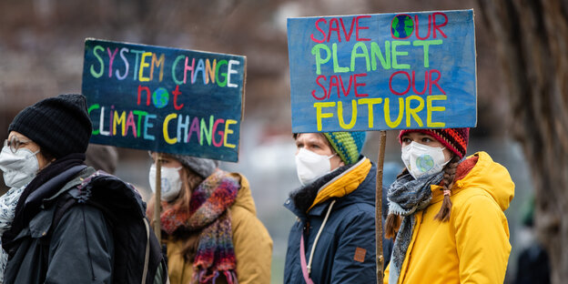 "System change not Climate change" und "Save our planet - Save our Future" steht auf Schildern von Demonstranten, die an einer Protestaktion von Fridays for Future teilnehmen. Anhänger und Unterstützer der Bewegung "Fridays for Future" haben mit verschied