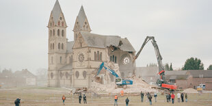 Zwei Bagger reißen das Kirchenschiff des Immerather Doms ein. Die Kirche in der nordrheinwestfälischen Stadt Erkelenz ab, die dem Braunkohletagebau Garzweiler II weichen muss.