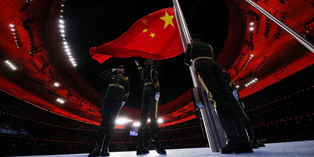 Soldaten hissen Chinas Flagge bei der Eröffnung der Olympiade in peking