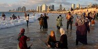 Menschen an einem Strand in Tel Aviv