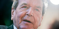 Portrait von Gerhard Schröder im Gegenlicht.