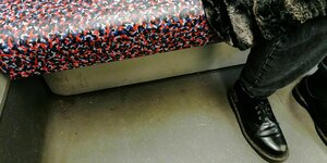 Sitzbank in einer Berliner U-Bahn mit buntem Muster