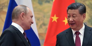 Putin und Xi Jinping vor Fahnen.