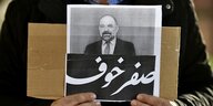 Ein Demonstrant hält ein Foto des getöteten Hisbollah-Kritikers Lokman Slim