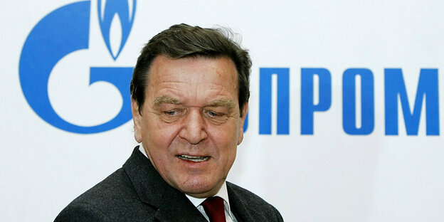 Gerhard Schröder vor einer Wand mit dem Schriftzug von Gazprom