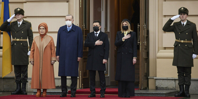 Die Erdogans und Selenskis bei einem Staatsempfang, flankiert von salutierenden Soldaten.