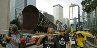 Demonstranten tragen einen Sarg durch die Straßen von Hongkong