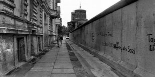 Die Mauer an der Heckertstrasse / Koepenicker Strasse, hinten die Thomaskirche