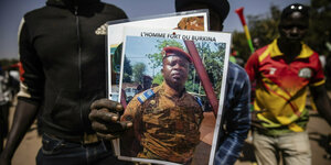 Ein Demonstrant hält das Porträt des Putschistenführers Damiba in Burkina Faso hoch