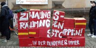Aus gestapelten Umzugskartons haben Unterstützende eine Art Plakatwand vor dem Amtsgericht Bremen gebaut. "Zwangsräumungen stoppen! In der Pandemie und immer" steht dort in weißer Farbe auf den rot angemalten Kartons