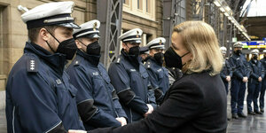 Innenministerin begrüßt Polizisten