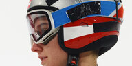 Seitenansicht des Kopfes von Sophie Sorschag. Auf dem Helm, den sie trägt, sind schwarze Klebestreifen zu erkennen.