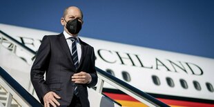 Olaf Scholz entsteigt einem Flugzeug.