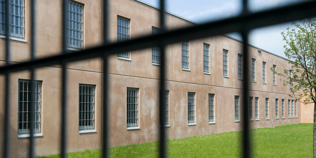 Blick auf einen Gefängnistrakt durch Gefängnisgitter
