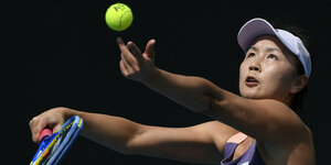 Tennisspielerin Peng Shuai beim Aufschlag