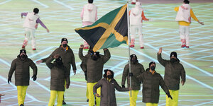 Das Team Jamaika mit Fahne bei der Eröffnungszeremonie