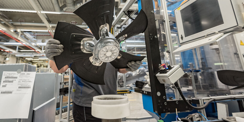 Ein großer Ventilator in einer Fabrikhalle